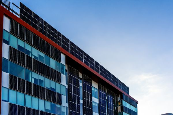 Les avantages des panneaux solaires pour diminuer vos coûts à Nîmes